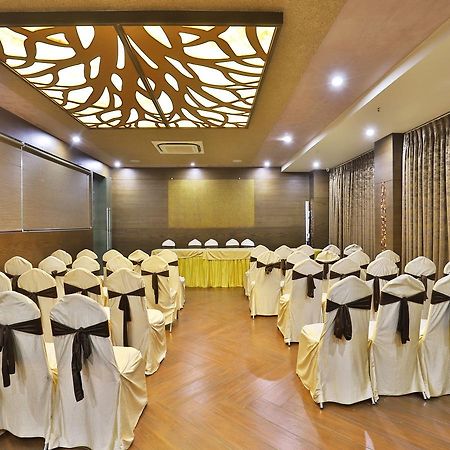 Oyo 13253 The Grand Vinayak Hotel Ahmedabad Buitenkant foto
