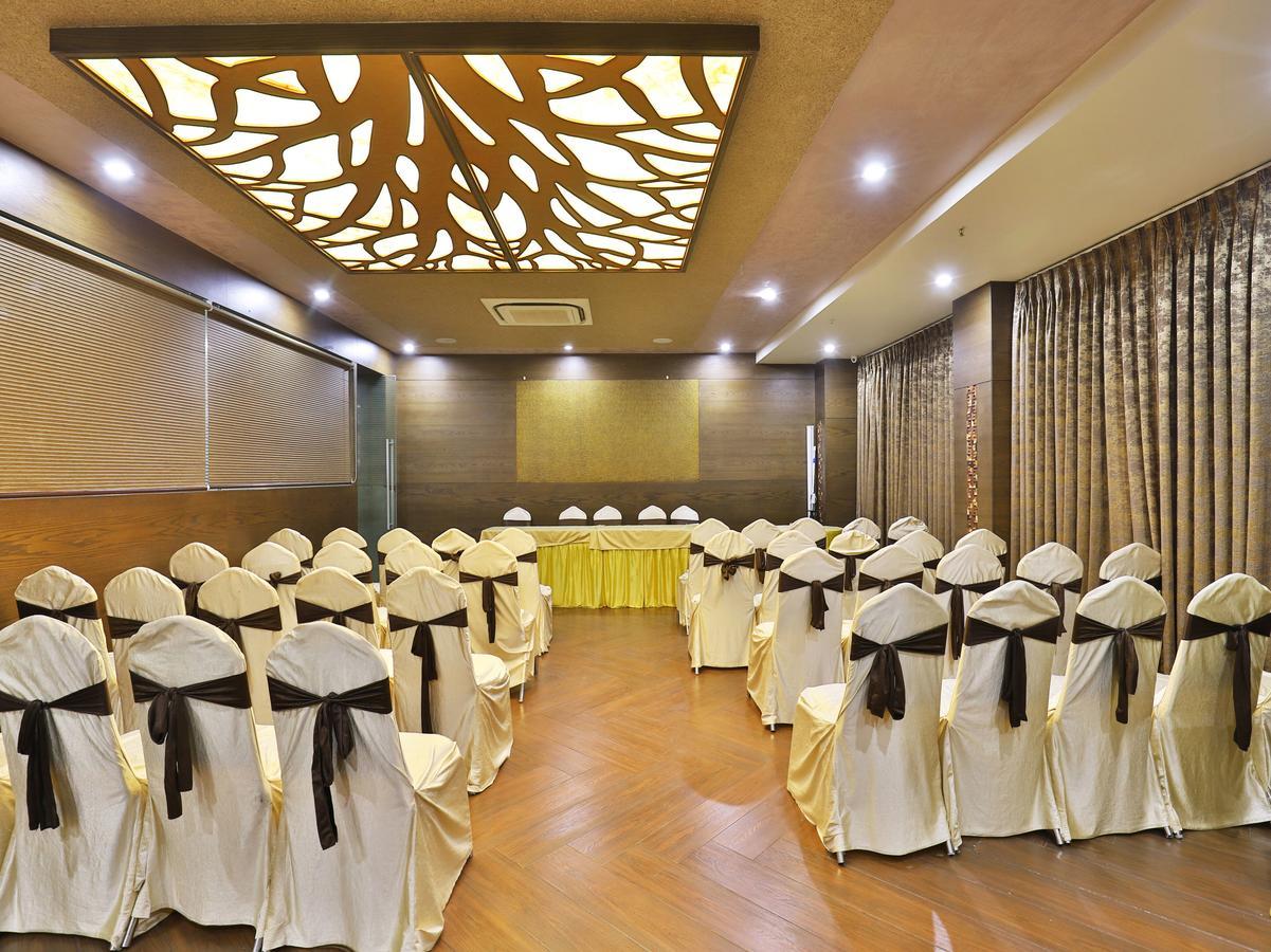 Oyo 13253 The Grand Vinayak Hotel Ahmedabad Buitenkant foto