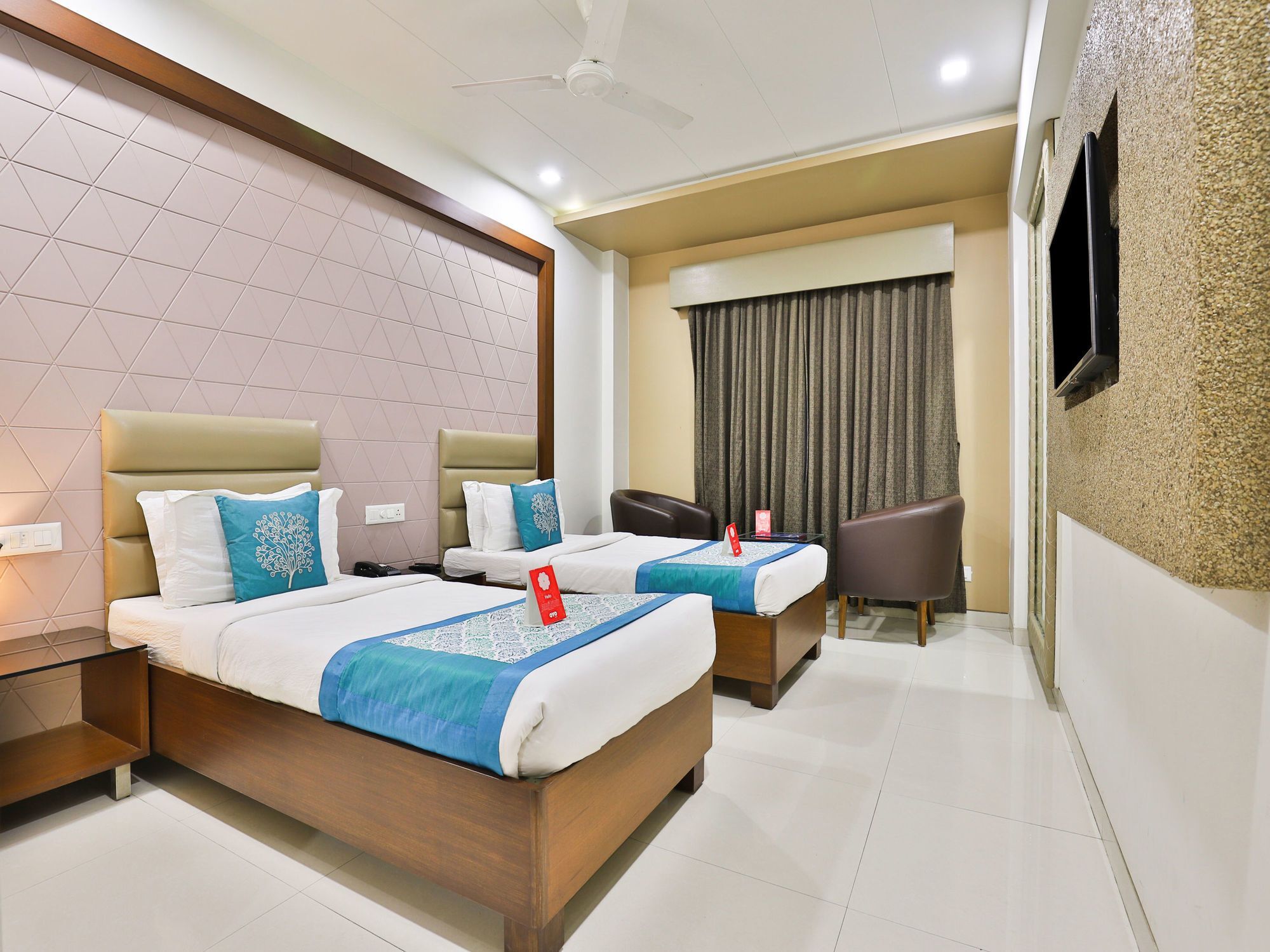 Oyo 13253 The Grand Vinayak Hotel Ahmedabad Buitenkant foto