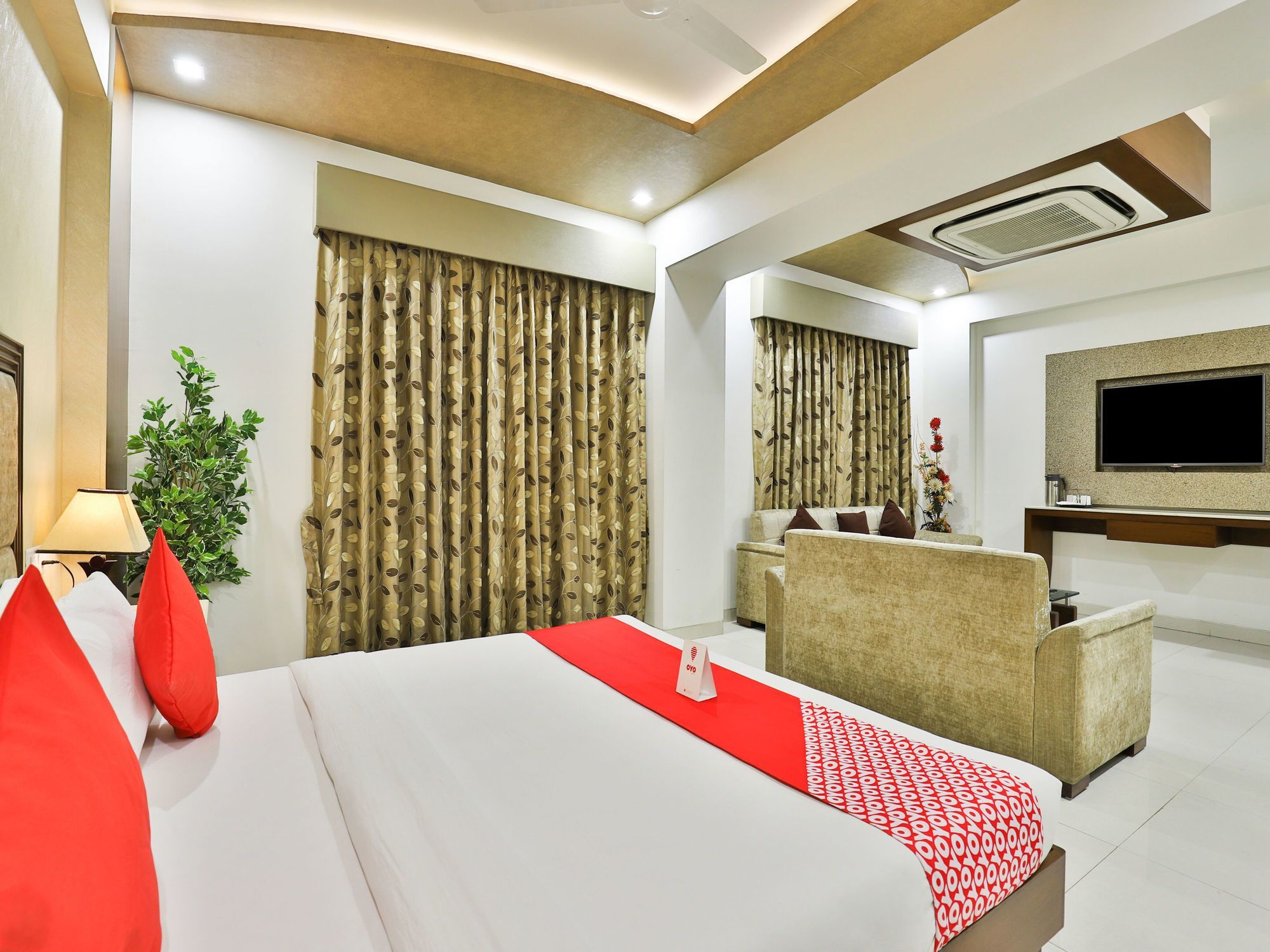 Oyo 13253 The Grand Vinayak Hotel Ahmedabad Buitenkant foto