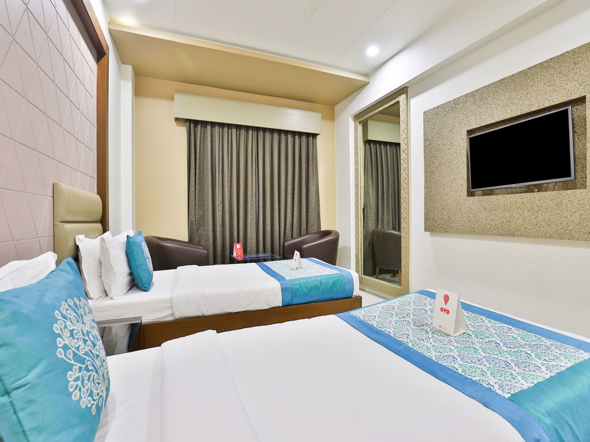 Oyo 13253 The Grand Vinayak Hotel Ahmedabad Buitenkant foto